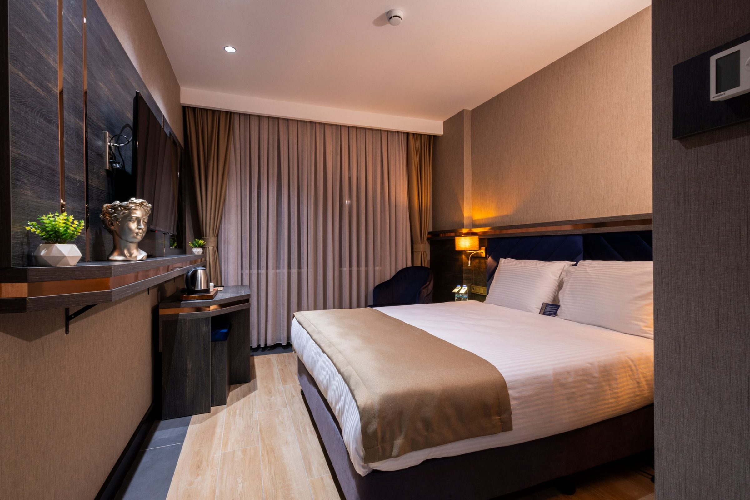 WestDoor Hotel - Deluxe King Room